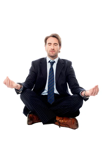 Kluger Geschäftsmann beim Meditieren — Stockfoto