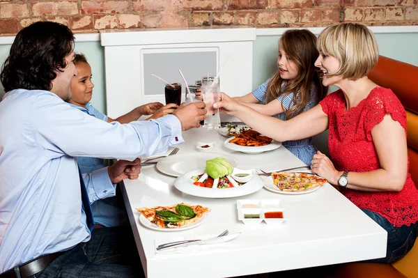 Famille levant un toast avant le dîner — Photo