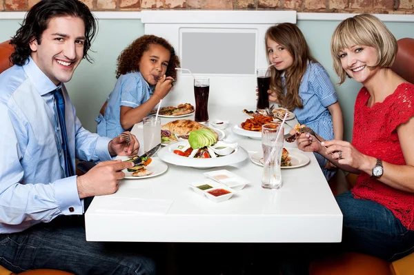 Família alegre desfrutando do jantar — Fotografia de Stock