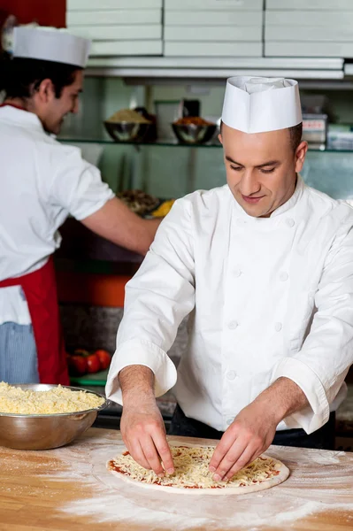 Manliga kockar arbetar i köket — Stockfoto