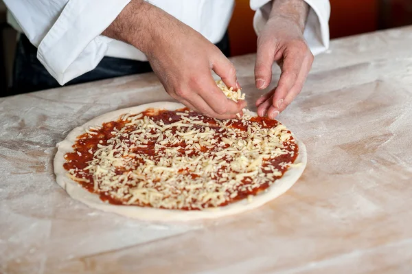 Männlicher Koch bereitet Pizza zu, Nahaufnahme — Stockfoto