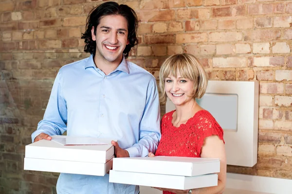 Feliz pareja joven con cajas de pizza — Foto de Stock