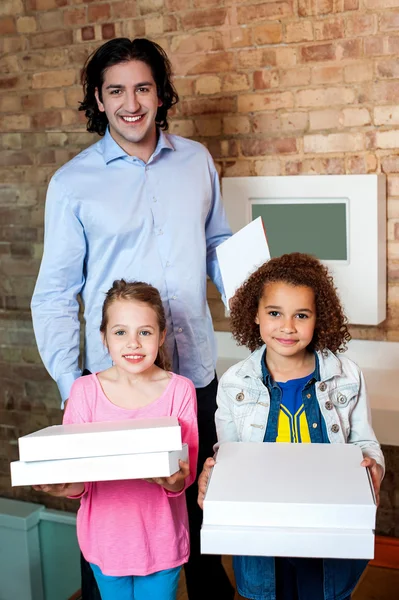 Father with his daughters at pizza outlet — Stock Photo, Image