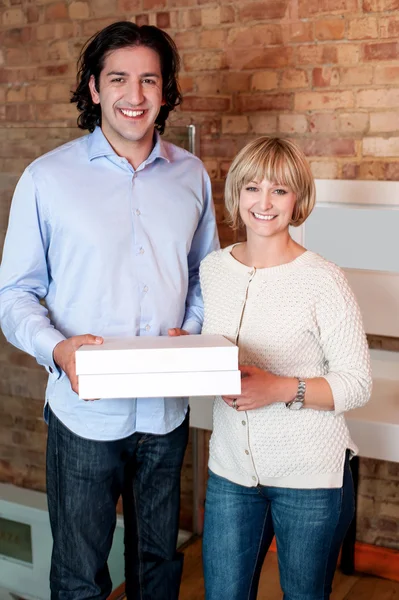 Счастливая молодая пара держит коробки пиццы — стоковое фото