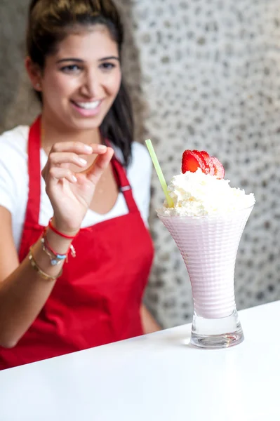 Cocinera sirviendo batido de fresa — Foto de Stock