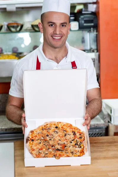 Här är din egen pizza sir.. — Stockfoto