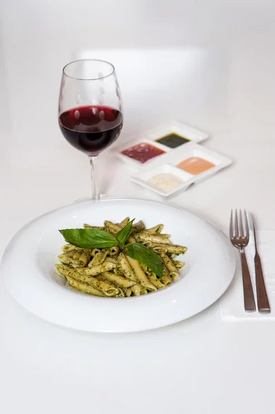 Mumsig pasta serveras med rött vin — Stockfoto