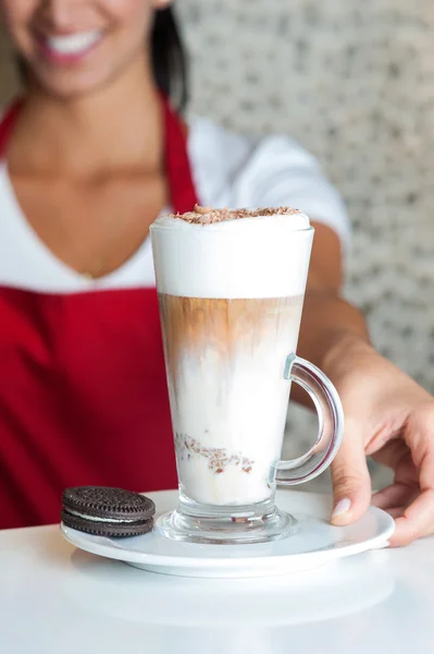 Női szakács szolgálatot teljesítő csokoládé shake — Stock Fotó