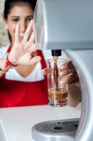 Menina de enchimento de vidro com batido de chocolate — Fotografia de Stock