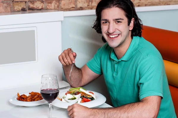 Bello ragazzo godendo il suo pasto — Foto Stock