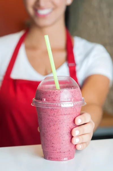 Kocken serverar strawberry milkshake — Stockfoto