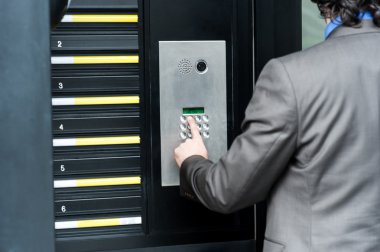 Güvenlik kodunu girerek adam, kapının kilidini açmak için
