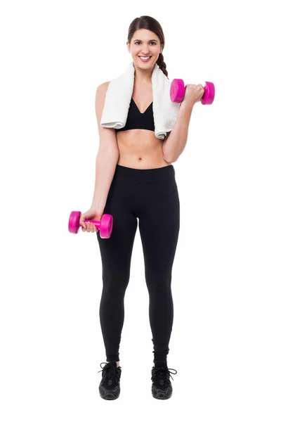 Fitness instructora femenina levantando pesas — Foto de Stock