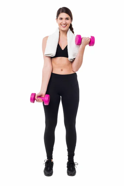 Fitnesstrainerin hebt Hanteln — Stockfoto