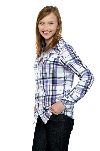 Attraktives Mädchen, das dir ein Lächeln überreicht — Stockfoto