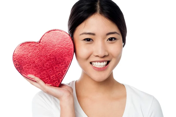 Vrouw haar gift van de Valentijnskaart weergeven — Stockfoto