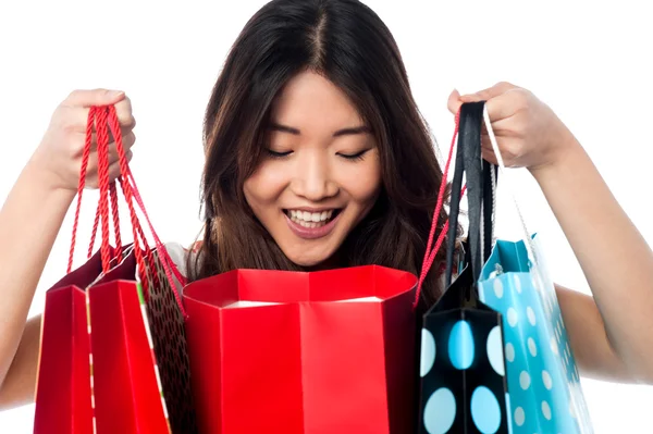 Menina Shopaholic segurando sacos de compras — Fotografia de Stock