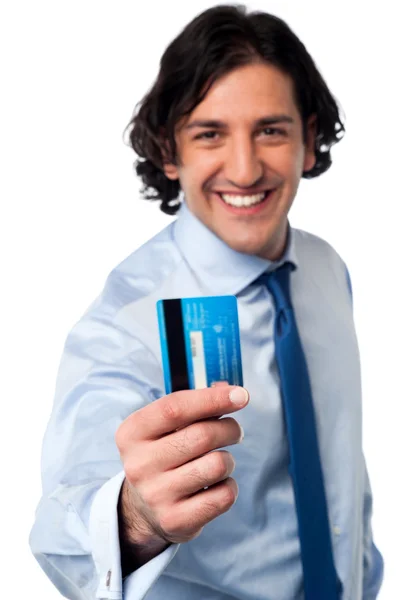 Empresario mostrando su tarjeta de crédito — Foto de Stock