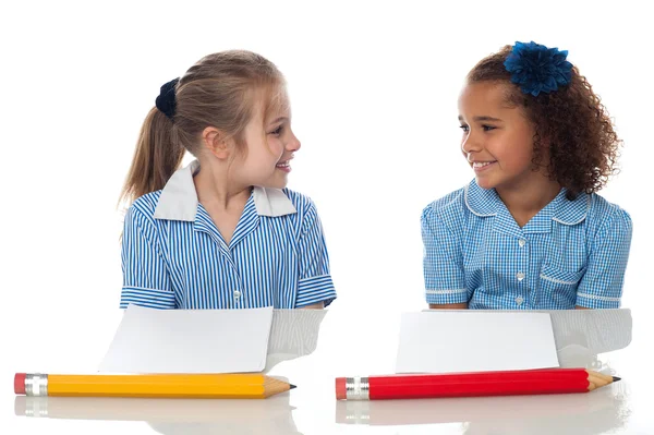 Meninas da escola na sala de exame — Fotografia de Stock