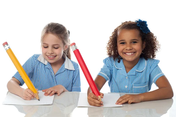 Mooie kinderen verschijnen voor jaarlijkse examen — Stockfoto