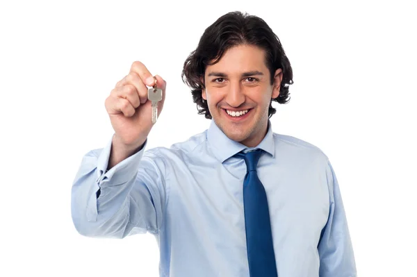 Unternehmen männlich bietet Ihnen Büroschlüssel — Stockfoto
