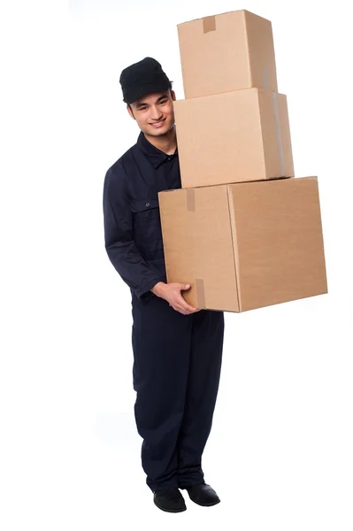 Mladí courier chlap stěhovací krabice — Stock fotografie