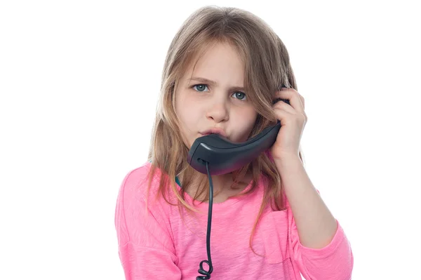 Confused girl speaking over phone — Stock Photo, Image