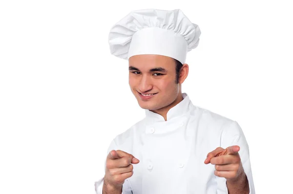Smarter cooler männlicher Koch weist Sie darauf hin, — Stockfoto