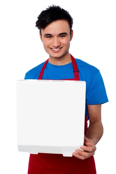 A srác tartja egy nyitott pizzás doboz — Stock Fotó