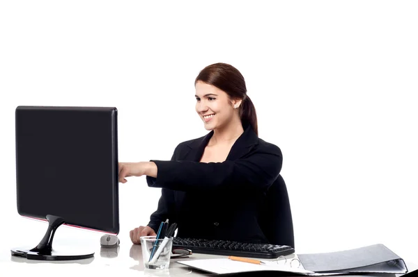 Female staff pointing at monitor screen — Stock Photo, Image