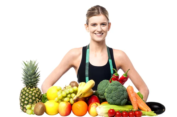 Slim fit meisje met verse groenten en fruit — Stockfoto