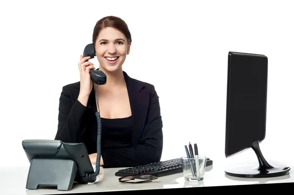 Kobieta sekretarz odpowiadającego telefon — Zdjęcie stockowe
