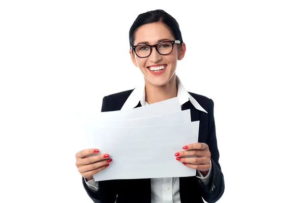 Corporate woman holding business reports — Stock Photo, Image
