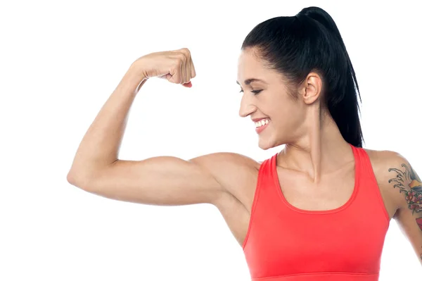 Vrouwelijke trainer tonen haar biceps — Stockfoto