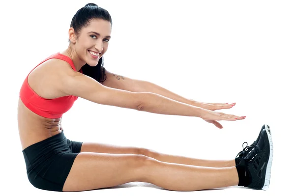 Instrutora de ginástica feminina alongando seu corpo — Fotografia de Stock