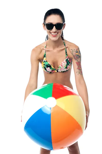 Bikini clad woman playing with beach ball — Stock Photo, Image