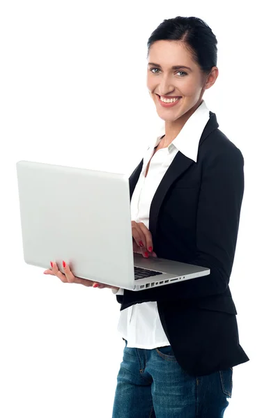 Mulher corporativa alegre usando laptop — Fotografia de Stock