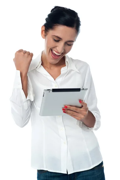 Mujer bonita excitada usando tableta pc — Foto de Stock