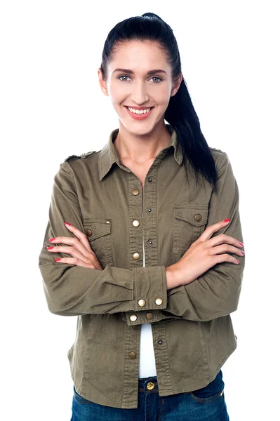 Selbstbewusst lächelndes Mädchen in trendigen Casuals — Stockfoto