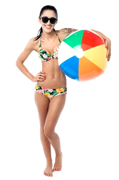 Bikini woman holding colorful beach ball — Stock Photo, Image