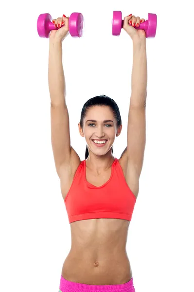 Mulher fitness feliz levantando halteres — Fotografia de Stock