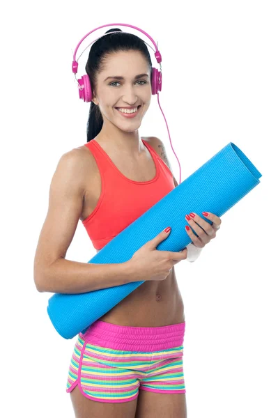 Mujer disfrutando de la música después del entrenamiento — Foto de Stock