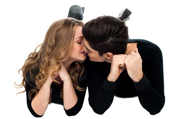 Adorabile giovane coppia baci — Foto Stock