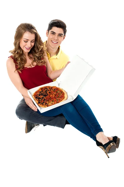 Jonge jongen verrassingen vriendin met pizza — Stockfoto