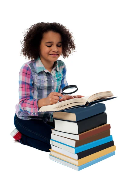 Bonito livro de leitura de criança com lupa — Fotografia de Stock