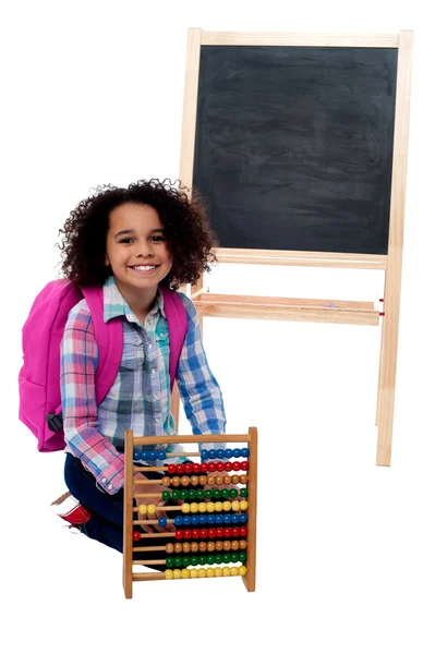 Счастливая школьница с абакусом и розовым рюкзаком — стоковое фото