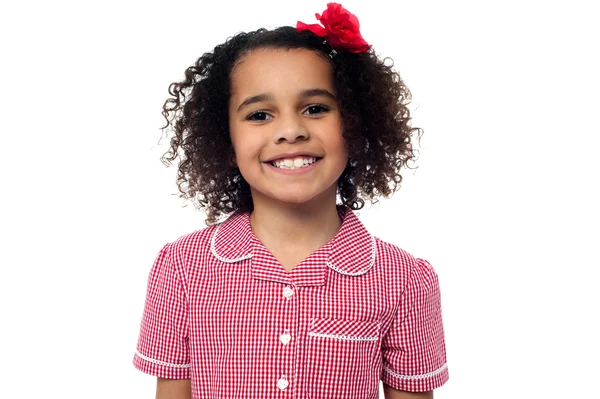 Bonito menina da escola posando em uniforme — Fotografia de Stock