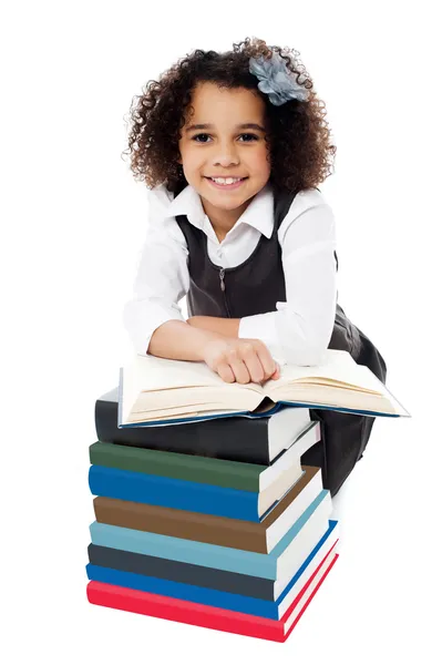 Bonita colegiala leyendo un libro de texto — Foto de Stock