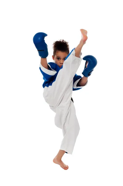 Jong jong geitje beoefenen van karate — Stockfoto