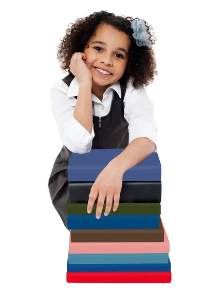 Chica de la escuela feliz con pila de libros — Foto de Stock